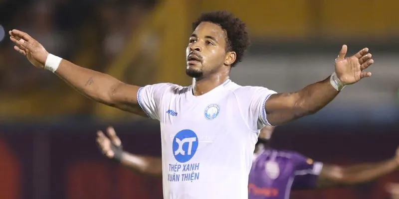 Xuân Son bùng nổ giúp Nam Định và ĐT Việt Nam thống trị khu vực 4 Xuân Son đang thể hiện phong độ hủy diệt